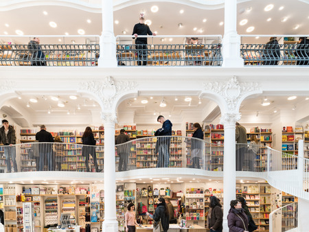 Comparing High Street vs. Online Budget Décor Retailers in Britain